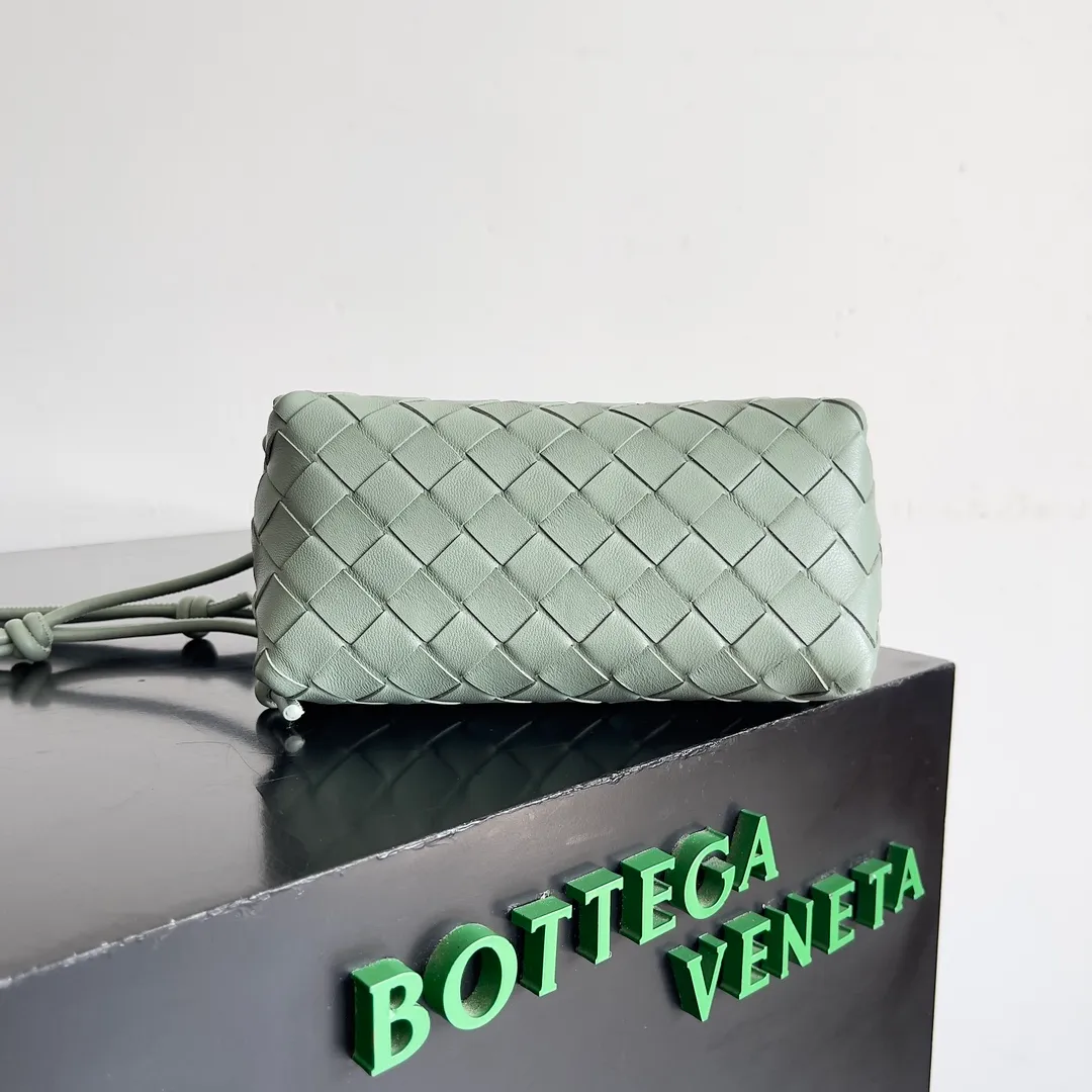 Batch 1260 BV new mini bag ceiling Bottegaveneta new Concert Pouch bag is small and has a large capacity. It can hold a Pro max mobile phone. The shoulder strap is adjustable for cross-body carry. It is very cost-effective when carried on one shoulder. The latest small bag in autumn has a lot of capacity. It can hold 4 short clips. I also tried it and it can hold one of my fists. It is cute, the capacity is touching and the length of the shoulder strap is adjustable for daily commuting. Full score 10 #bv woven bag Style number: 794258 Size: 18.5*11.5*8.5cm